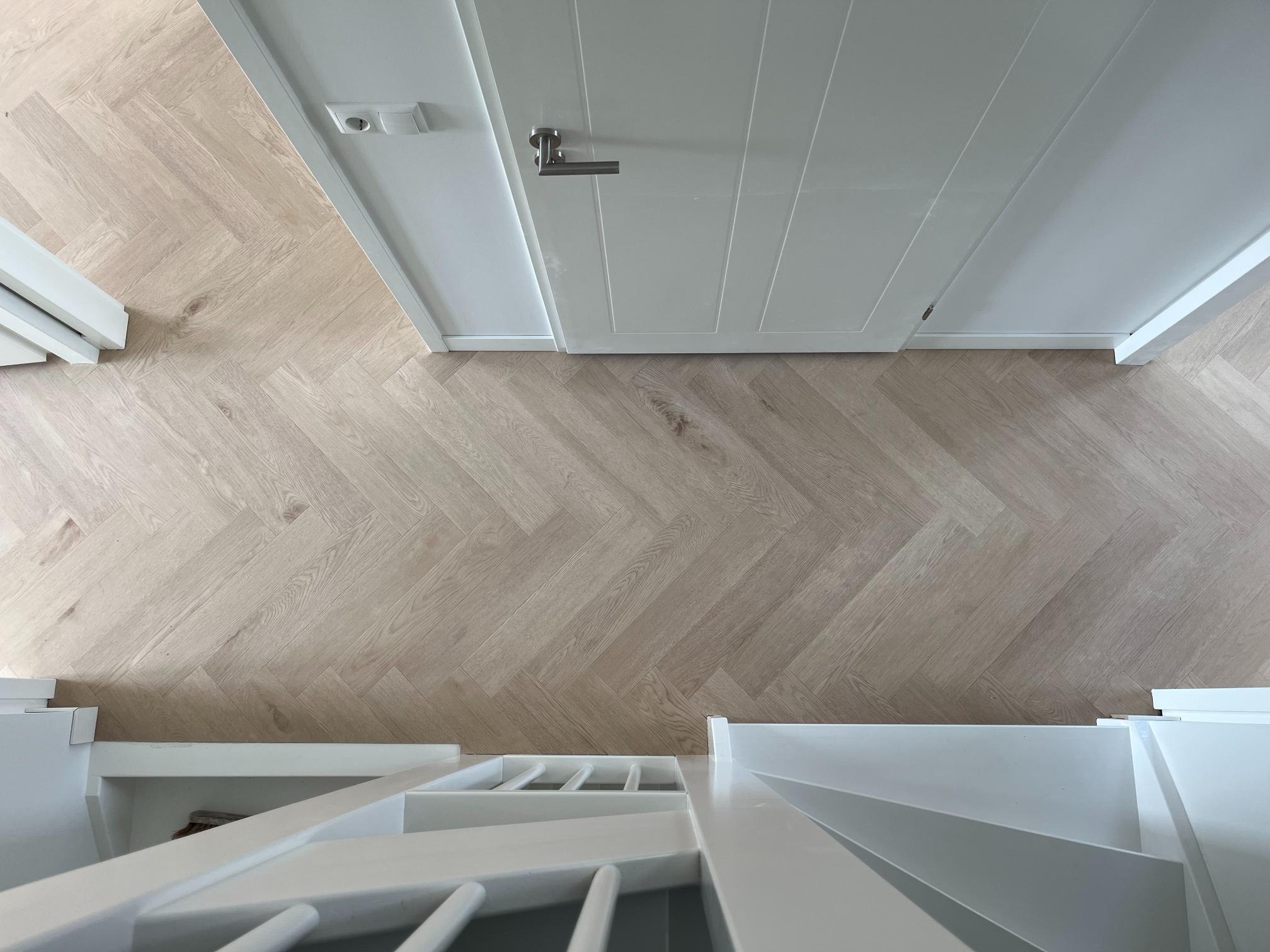 PVC vloer visgraat met witte plint